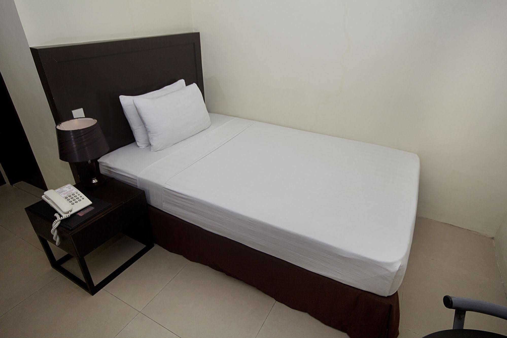 Mango Suites Tuguegarao City Exterior foto